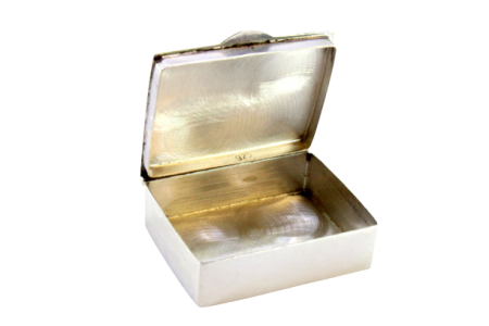 Caixa de comprimidos em prata lisa de forma quadrada e tampa basculante.